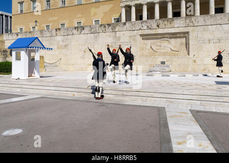 Cambio della Guardia cerimonia di fronte al parlamento greco a Atene, Grecia Foto Stock