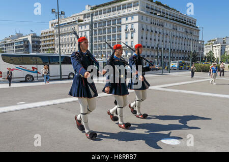 Cambio della Guardia cerimonia di fronte al parlamento greco a Atene, Grecia Foto Stock