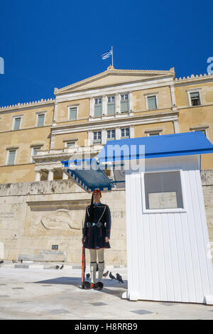Guardia al suo posto al di fuori di una garitta, il Parlamento greco, Atene, Grecia Foto Stock