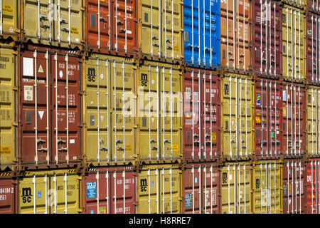 Pile di contenitori di spedizione nel porto di Leixões, Matosinhos, Portogallo, Europa Foto Stock