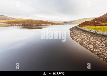 Il serbatoio Claerwen parte di Elan Valley serbatoi su ancora un autunno mattina autunnale. Powys, Wales, Regno Unito. Foto Stock