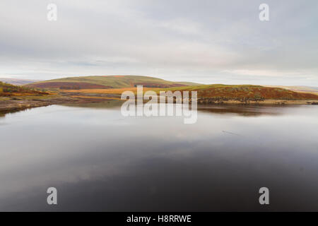 Il serbatoio Claerwen parte di Elan Valley serbatoi su ancora un autunno mattina autunnale. Powys, Wales, Regno Unito. Foto Stock