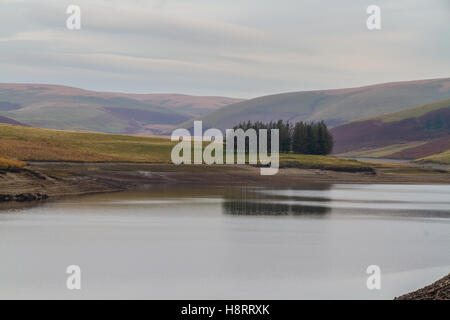 Il serbatoio Claerwen parte di Elan Valley serbatoi su ancora un autunno mattina autunnale. Powys, Wales, Regno Unito. Foto Stock