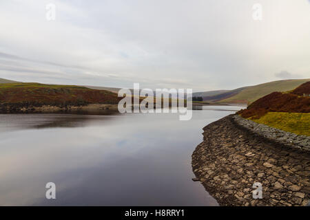 Il serbatoio Claerwen parte di Elan Valley serbatoi su ancora un autunno mattina autunnale. Powys, Wales, Regno Unito. Foto Stock