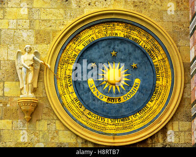 La cattedrale di Messina orologio calendario e angelo alato Foto Stock