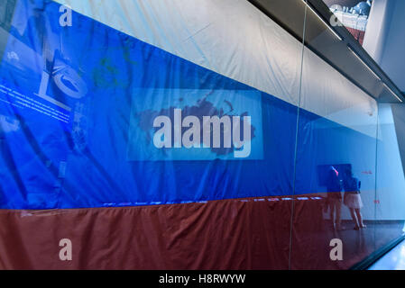 Bandiera russa con la riflessione di URSS mappa (Yelstin museum, Ekaterinburg, Russia) Foto Stock