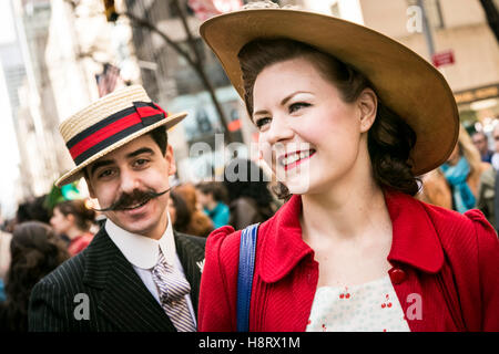 La città di New York, NY. Stati Uniti d'America. I newyorkesi una passeggiata lungo la Quinta Avenue per l annuale Easter Parade. Foto Stock