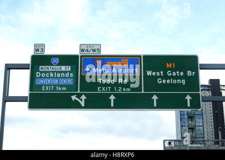 Cartello stradale schede in autostrada di Melbourne Victoria Australia Foto Stock