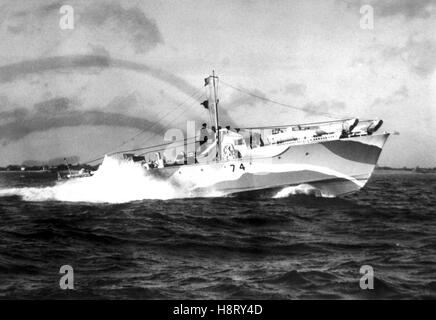 AJAX NEWS & FEATURE SERVICE. 1942. SOLENT, Inghilterra. - Funzionamento CHARIOT MTB - LA SERIE VOSPER DUE MOTORE TORPEDINIERA MTB 74 su sperimentazioni in SOLENT DOPO LA MODIFICA IN ANTICIPO DEL PREVISTO RAID su navi nemiche a Brest, Francia. Il suo TWIN 21 pollici siluro di tubi sono stati sostituiti con 18 versioni pollici montato sulla zona di prua. Tela DODGERS PUÒ ESSERE VISTO IN LUOGO DI blindate Piastre in acciaio a poppa del taglio timoneria. La barca è stata skipper da sub.lt. ROBERT WYNN nella operazione di audaci CHARIOT RAID ON SAINT-NAZAIRE NEL MARZO 1942. Foto:VT raccolta/AJAX REF:NA MTB 74 1942 Foto Stock