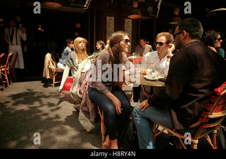 AJAXNETPHOTO. Parigi, Francia. - CAFE SOCIETY - Pranzo-tempo occupato cafè sul boulevard des Italiens. Foto:JONATHAN EASTLAND/AJAX REF:RD120906 2324 Foto Stock