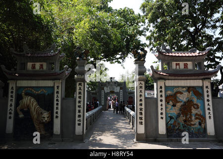 La porta interna per il tempio della montagna di Giada - Den Ngoc Son (Vietnamita) nel lago Hoan Kiem Hanoi. Foto Stock