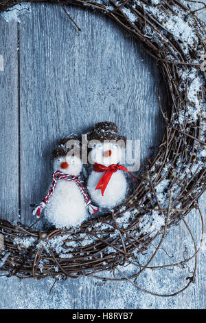 Close up winter garland con pupazzi di neve decorazione Foto Stock