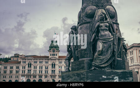 Il monumento in bronzo di soldati della Prima Guerra Mondiale a Trieste nell'Unità Italiana piazza, in stile vintage Foto Stock