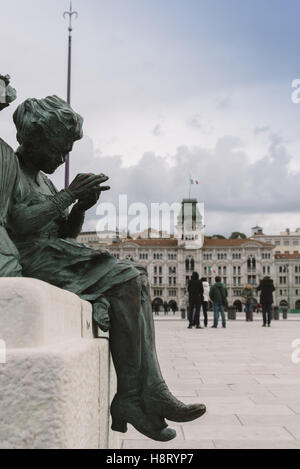 Vista della famosa statua nel centro di Trieste denominato Le Sartine Foto Stock