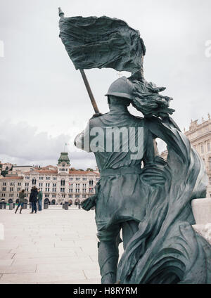 Bronzo del Bersagliere statua con bandiera di Trieste. La scultura in rappresentanza di saldature sul lungomare di Trieste, in Italia. Foto Stock