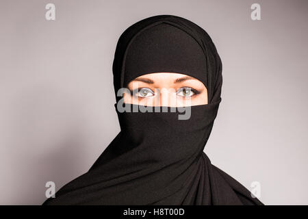 Bella ragazza musulmane di indossare burqa closeup Foto Stock