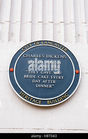 La placca di Charles Dickens alloggiato qui al Royal Kings Arms in Lancaster LANCASHIRE REGNO UNITO Foto Stock