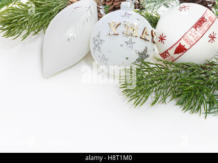 Le palle di Natale su sfondo bianco con spazio per il testo. Foto Stock