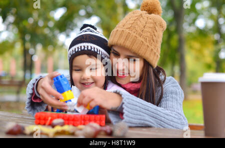 Madre con il suo bambino giocare nel parco Foto Stock