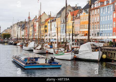 Case colorate lungo Nyhavn canal a Copenhagen, Danimarca Foto Stock