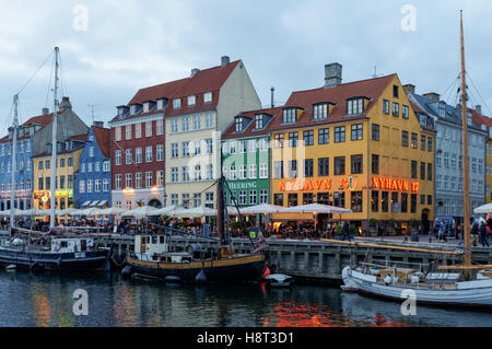 Case colorate lungo Nyhavn canal a Copenhagen, Danimarca Foto Stock