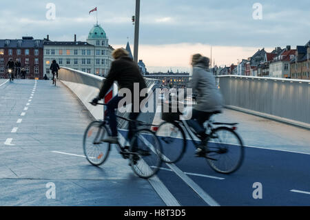 Ciclisti sul ponte pedonale e ciclista di Inderhavnsbroen (il Ponte del Porto interno) a Copenhagen, Danimarca Foto Stock