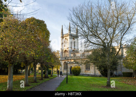 Chiesa anglicana di St Lawrence, Hungerford, Berkshire, Inghilterra meridionale, costruita di pietra del bagno, su una multa nel tardo autunno giornata con cielo blu Foto Stock