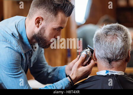 Chiusura del parrucchiere rifilatura senior capelli client Foto Stock