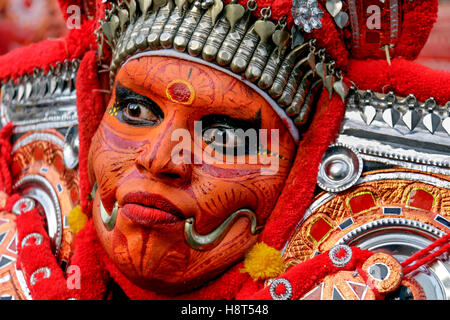 Theyyam artista che è tradizionale ballo folk noto anche come Kaliyattam, è una danza rituale popolare nel Nord Kerala,l'india,PRADEEP SUBRAMANIAN Foto Stock