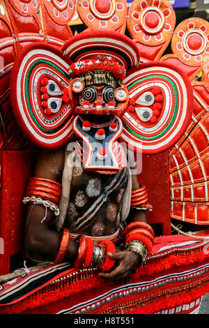 Theyyam artista che è tradizionale ballo folk noto anche come Kaliyattam, è una danza rituale popolare nel Nord Kerala,l'india,PRADEEP SUBRAMANIAN Foto Stock