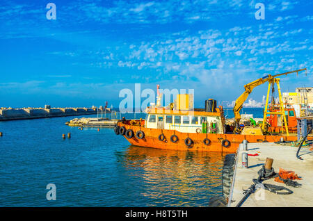 Il vecchio peschereccio ormeggiata in porto industriale di Jaffa, Tel Aviv, Israele. Foto Stock