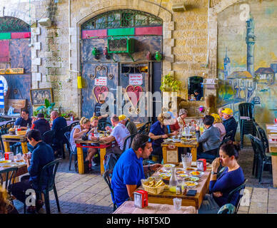 Jaffa è famosa per il miglior shakshuka frittata in città, il locale bar sono sempre piena di clienti Foto Stock