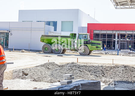 Dumper sta andando a scaricare il terreno o sabbia al sito in costruzione. Foto Stock