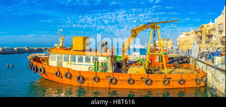 Il vecchio peschereccio ormeggiata nel porto di Jaffa Foto Stock