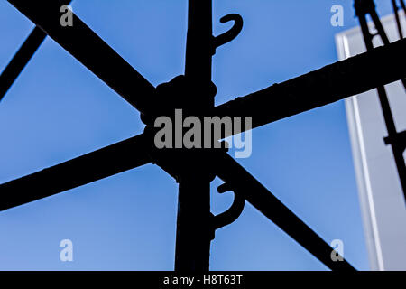 Stagliano industriale nodo colpo di impalcatura contro il cielo blu. Foto Stock