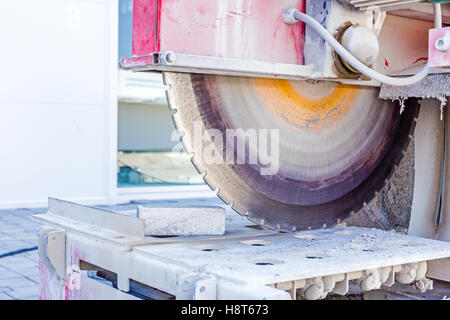 La macchina ha lama affilata che rende il taglio netto in pietra di granito o. Esso utilizza azione abrasiva per slice attraverso il materiale come la sega Foto Stock