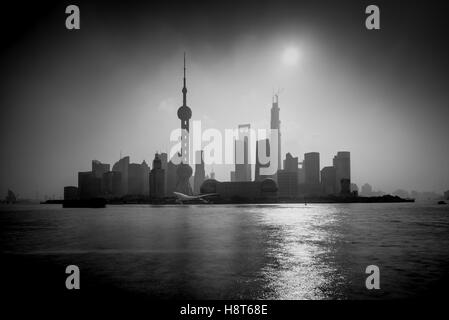 Shanghai sunrise silhouette con la Oriental Pearl Tower, Fiume Huangpu, quartiere Pudong, Shanghai, Cina Foto Stock