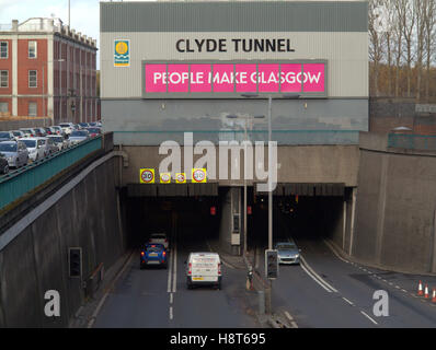 Clyde tunnel le persone fanno segno di Glasgow il traffico di automobili Foto Stock