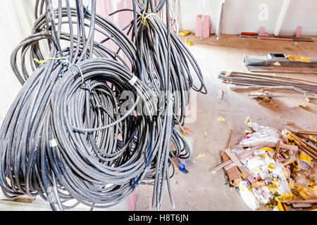 Bundle dei vari cavi sono appesi sopra coperta in cantiere. Foto Stock