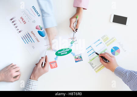 Un gruppo di persone di affari per discutere la strategia vista superiore Foto Stock