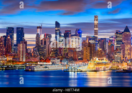 La città di New York skyline di Manhattan all'alba. Foto Stock