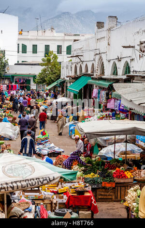 Un Mercato di strada in "l'Ensanche " Distretto della Città di Tetouan, Marocco Foto Stock