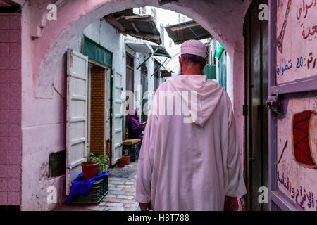 Un locale uomo cammina attraverso la Medina nella città di Tetouan, Marocco Foto Stock