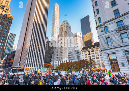 NEW YORK CITY - Novembre 13, 2016: folle sulla Quinta Avenue marzo verso Trump Tower per protestare contro il Presidente eletto Donald Trump. Foto Stock