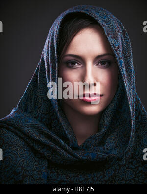 Ritratto di una bella donna misteriosa che indossa un velo. Foto Stock