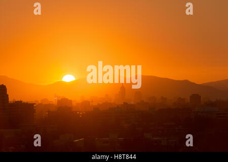 Skyline del centro al tramonto, Santiago de Cile Foto Stock