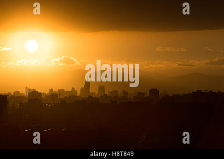 Skyline del centro al tramonto, Santiago de Cile Foto Stock