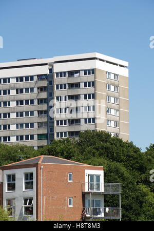 Blocco a torre in modo internazionale da Weston a riva, Woolston, Southampton, Hampshire REGNO UNITO Foto Stock