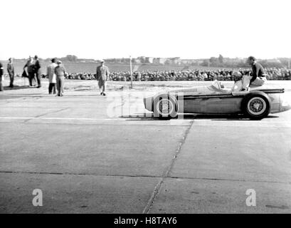 1954 BERLINO GP LOUIS ROSIER MASERATI GRID CON PASSEGGERO Foto Stock