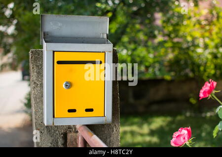 Cassetta postale nella parte anteriore della casa, in attesa di lettere Foto Stock